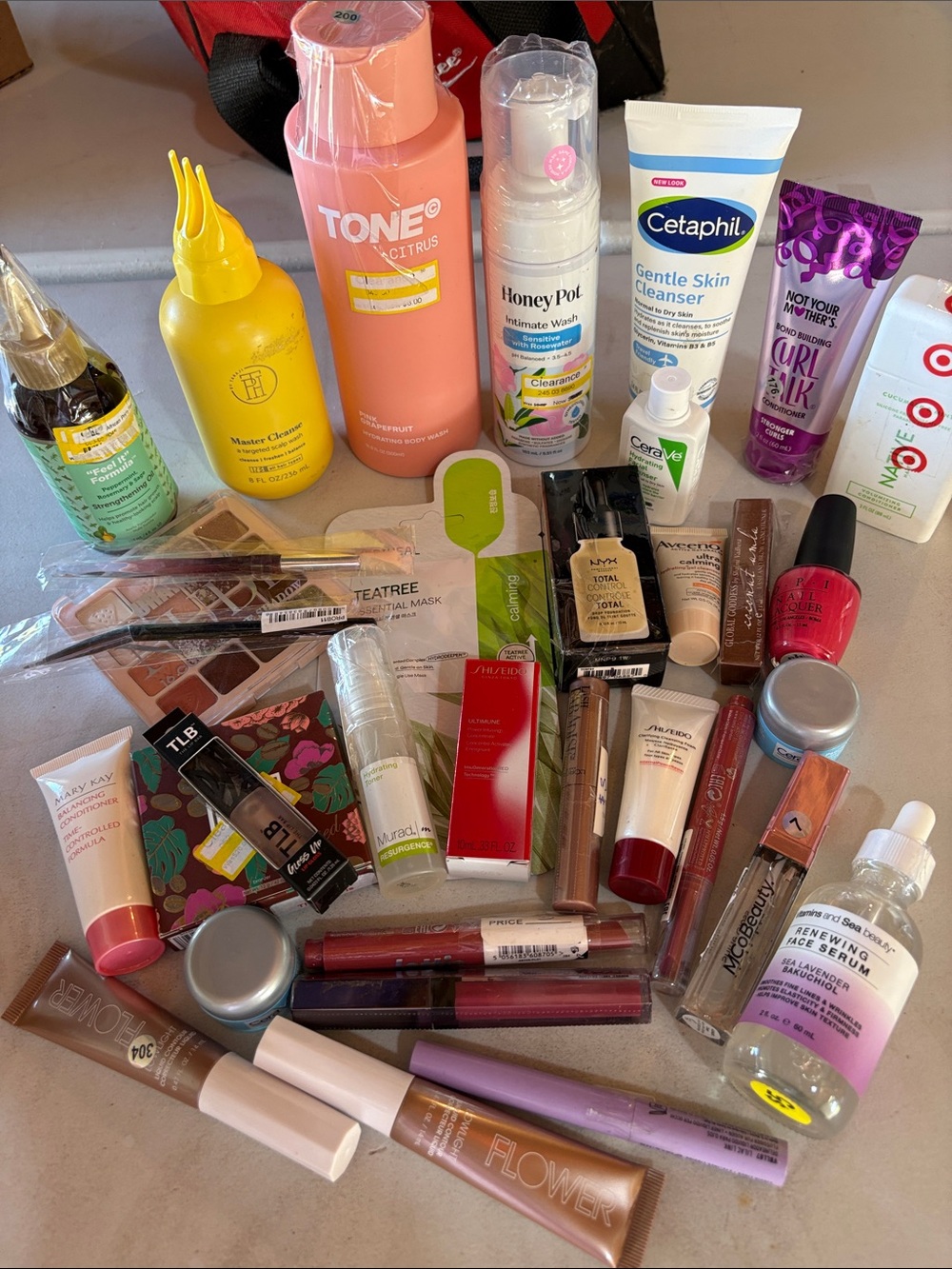 32 pieces beauty lot hair, care, skin care, and Makeup, etc.